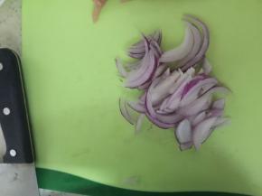 洋葱和猪肉切成细丝