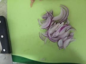 洋葱和猪肉切成细丝