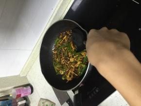 加入食用油、放入洋葱翻炒2分钟左右，加入猪肉、少许料酒盐，少许鲜酱油和红烧汁，使浇头上色。