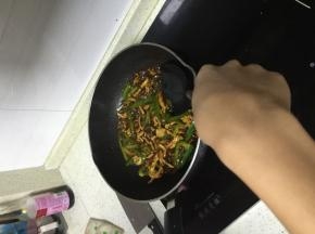 加入食用油、放入洋葱翻炒2分钟左右，加入猪肉、少许料酒盐，少许鲜酱油和红烧汁，使浇头上色。