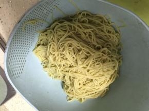 在炒青椒肉丝的同时，就可以煮面条了。面条煮好后捞出。