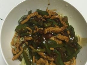 浇上炒好的青椒肉丝，一碗香喷喷的面就OK啦。也可以根据口味加入少量米醋。