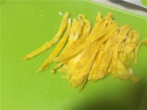 将鸡蛋打散，加入少许料酒去腥，依口味加入盐入味，准备平底锅，加入少量食用油，煎成蛋饼。然后切丝。