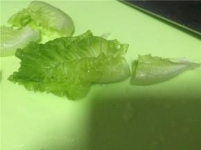 生菜洗干净，切去后面的梗，如不喜欢生吃，可放入刚刚的平底锅稍稍煎熟。