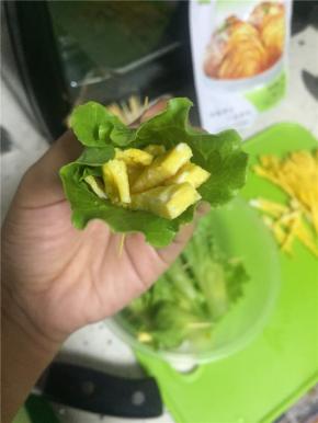 生菜鸡蛋手卷已经完成，是旅行途中必备良品，既富含营养，有口感爽脆，更加便于携带。