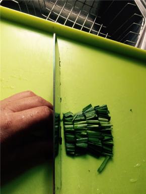 韭菜切段，西红柿切丁。