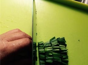 韭菜切段，西红柿切丁。