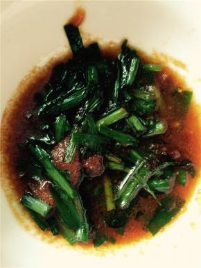 加入食用油、葱姜蒜爆香，加入韭菜、西红柿翻炒。