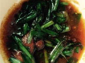 加入食用油、葱姜蒜爆香，加入韭菜、西红柿翻炒。