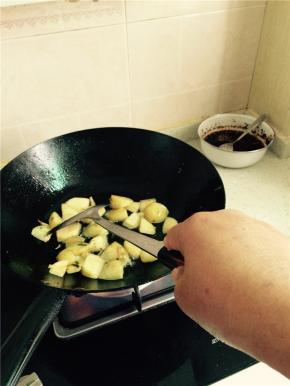 土豆切丁，加入食用油，把土豆丁翻炒2分钟左右，加入少许料酒，盐，少许水炖。