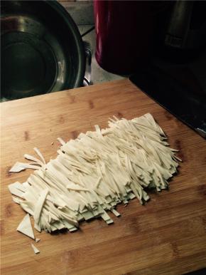 将面团擀开，用刀切丝。
