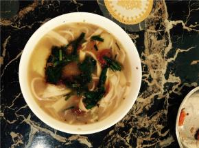 将面条放入土豆汤里煮熟，即可出锅，放上韭菜浇头调色。