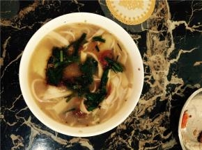 将面条放入土豆汤里煮熟，即可出锅，放上韭菜浇头调色。