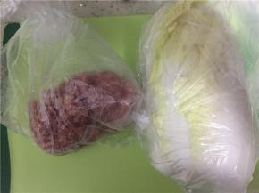摘洗干净的白菜、猪肉。