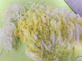 将白菜切丝，猪肉切丝，葱姜蒜切丝，放在一起剁细。