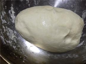 水和面以1：2的比例揉成表面光滑的面团，室温下醒20分钟到半小时。