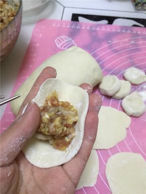 切成大小均匀的面挤子，擀成中间稍厚四周薄的面皮儿。