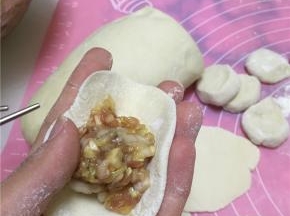 切成大小均匀的面挤子，擀成中间稍厚四周薄的面皮儿。