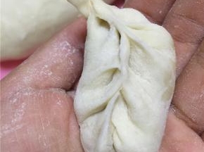 包好的饺子，可以现吃，也可以放冰箱冷冻。