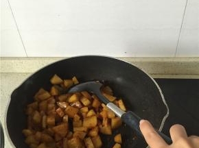 加入食用油，油锅加热到3-4成热时，加入土豆块，慢慢将土豆炒熟炒透，等土豆块用漏勺捞起晃动时，有沙沙的响声时，基本上就炒好了，加入鲜酱油、料酒、盐。