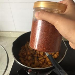 依次加入辣椒粉