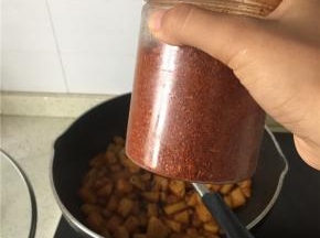 依次加入辣椒粉