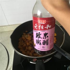 也可依据个人喜好加入香醋少许，翻匀即可。