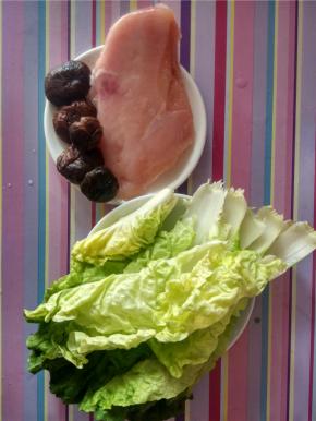 先把鸡胸肉切薄点，最好对半切，用料酒 盐 酱油腌制好