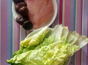 先把鸡胸肉切薄点，最好对半切，用料酒 盐 酱油腌制好