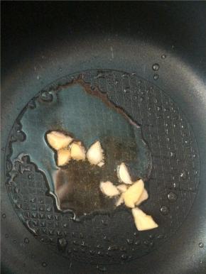 热锅，倒入油和蒜，再炒白菜梗。