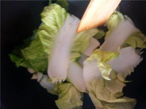 因为白菜梗不易熟，再放入香菇和白菜叶。加入盐和酱油。炒好装盘。
