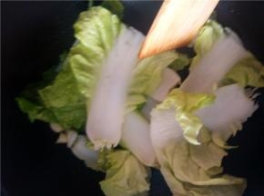 因为白菜梗不易熟，再放入香菇和白菜叶。加入盐和酱油。炒好装盘。
