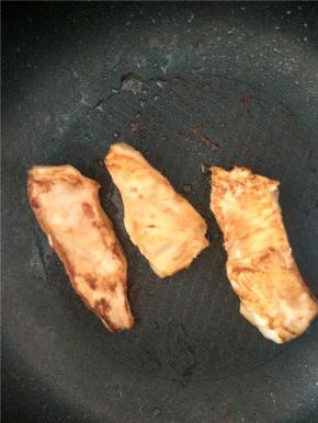 煎鸡胸肉，热锅放入鸡胸肉，盖好锅盖，转中火。两面各煎2分钟。