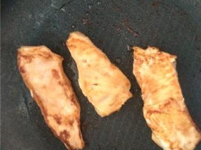 煎鸡胸肉，热锅放入鸡胸肉，盖好锅盖，转中火。两面各煎2分钟。