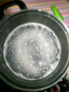 把米洗干净，煮粥