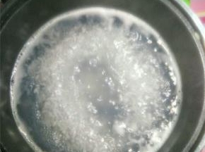 把米洗干净，煮粥