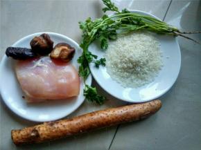 在这个空闲时间，把鸡肉用料酒腌制好