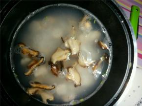 粥煮沸5分钟后，放入切好的香菇，山药，姜末