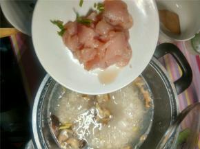 等待粥再次煮沸，过10分钟之后放入鸡肉