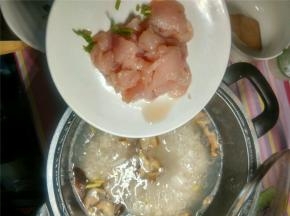 等待粥再次煮沸，过10分钟之后放入鸡肉