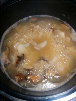粥煮沸后，加入酱油，盐，香油，搅拌均匀。