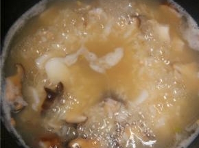 粥煮沸后，加入酱油，盐，香油，搅拌均匀。