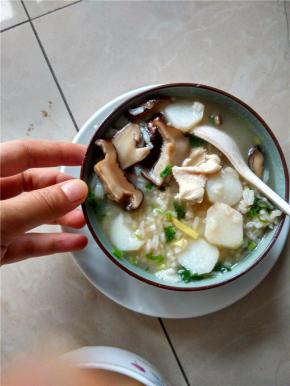 熄火，撒上香菜(葱花也行)，热腾腾的粥就做好了。