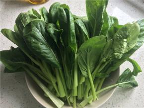 菜心洗净，猪板油切丁，