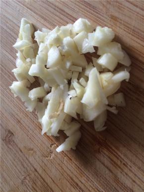 大蒜拍开切碎。