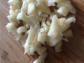 大蒜拍开切碎。