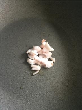 起锅倒一点平常炒菜用的植物油做底油，下猪板油小火煸出猪油。