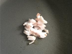 起锅倒一点平常炒菜用的植物油做底油，下猪板油小火煸出猪油。