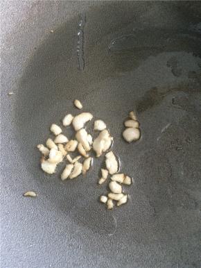 猪板油块变成金黄色时下蒜末炒香。