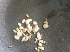 猪板油块变成金黄色时下蒜末炒香。